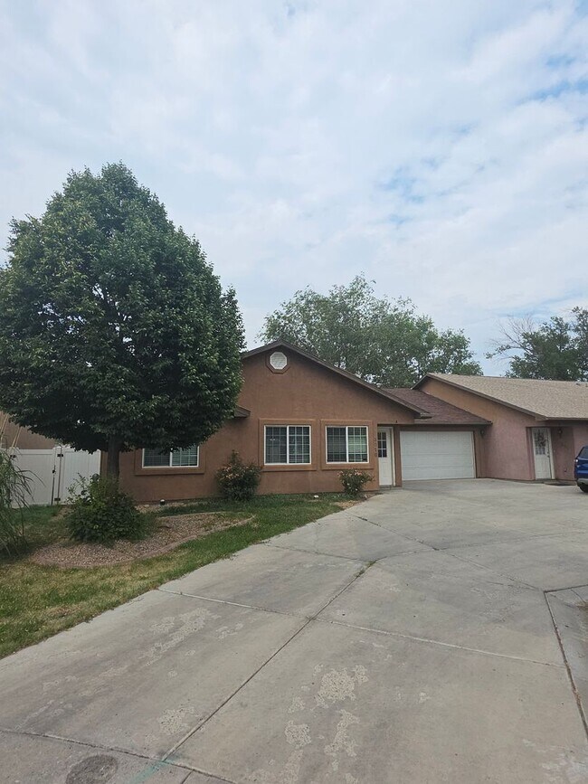 Building Photo - 3018 Oakwood Dr