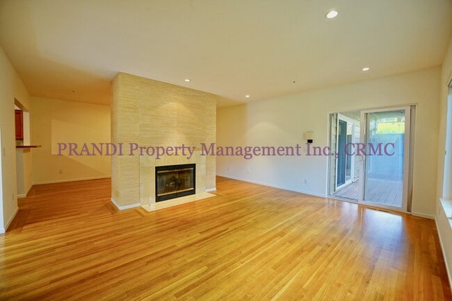 Building Photo - Modern Ground Floor Condo with 2 Car Garage!