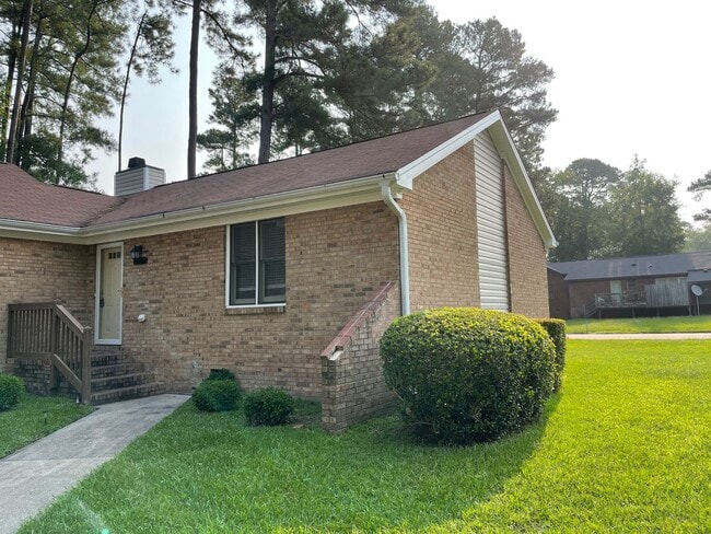 Building Photo - Charming 2 Bed, 2 Bath Triplex in Fayettev...