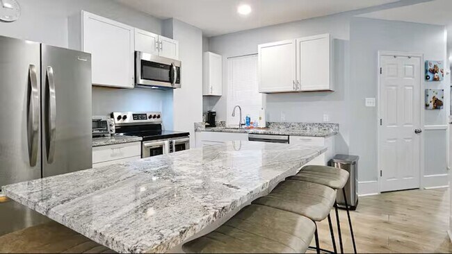 Building Photo - Townhome on Lawyer's Row