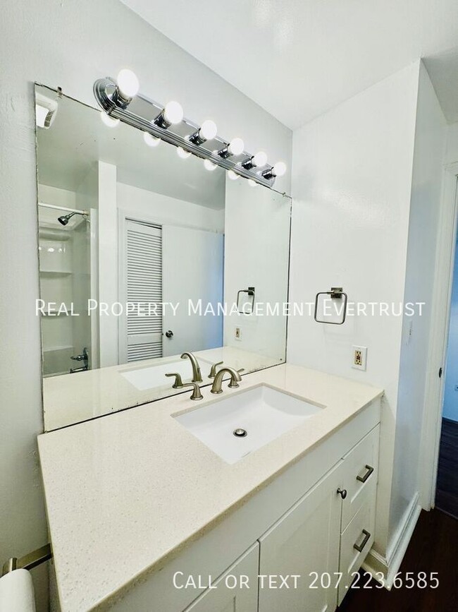 Building Photo - Beautifully renovated 3-bedroom, 1.5-bathr...