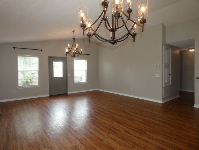 Building Photo - Charming Brick Home - Stonebrook