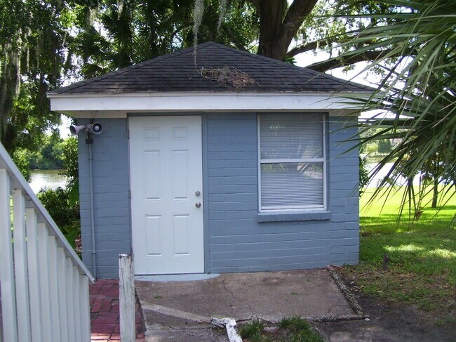 Building Photo - Walk to Lake Hollingsworth...Available Now