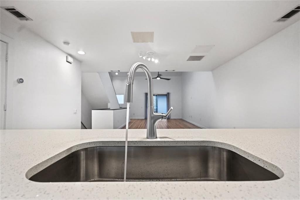 Building Photo - 920 Memorial Dr SE