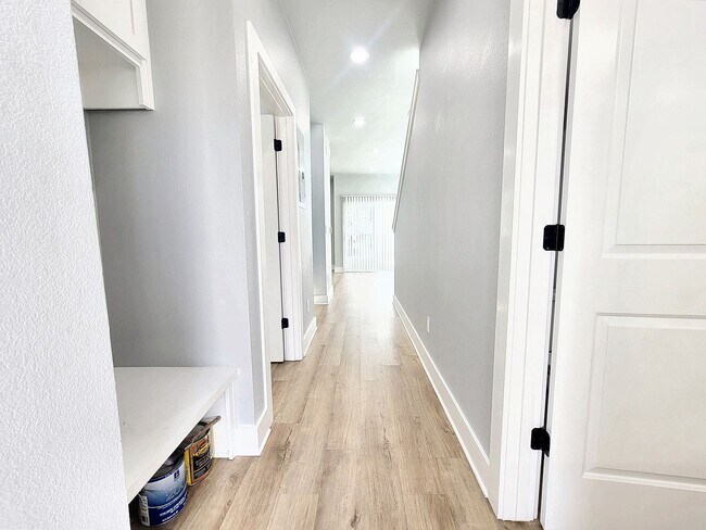 Building Photo - Sophisticated 3/BR 2.5/BS Home in Point Ve...