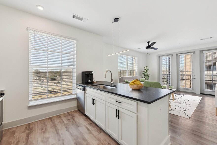 Building Photo - The Easley at UC