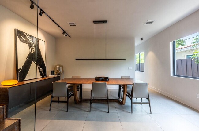 Building Photo - 1635 SW 19th Ter