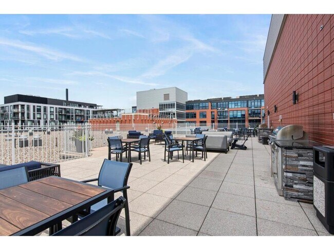 Building Photo - 215 10th Ave S