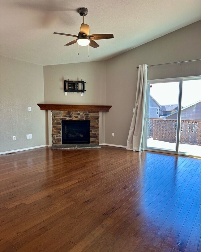 Building Photo - BEAUTIFUL 4BD HOME in MESA RIDGE with MOUN...
