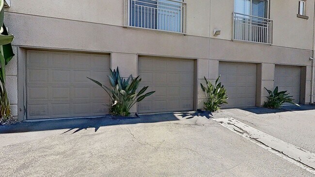 Building Photo - Townhome in Gated community in Woodland Hills