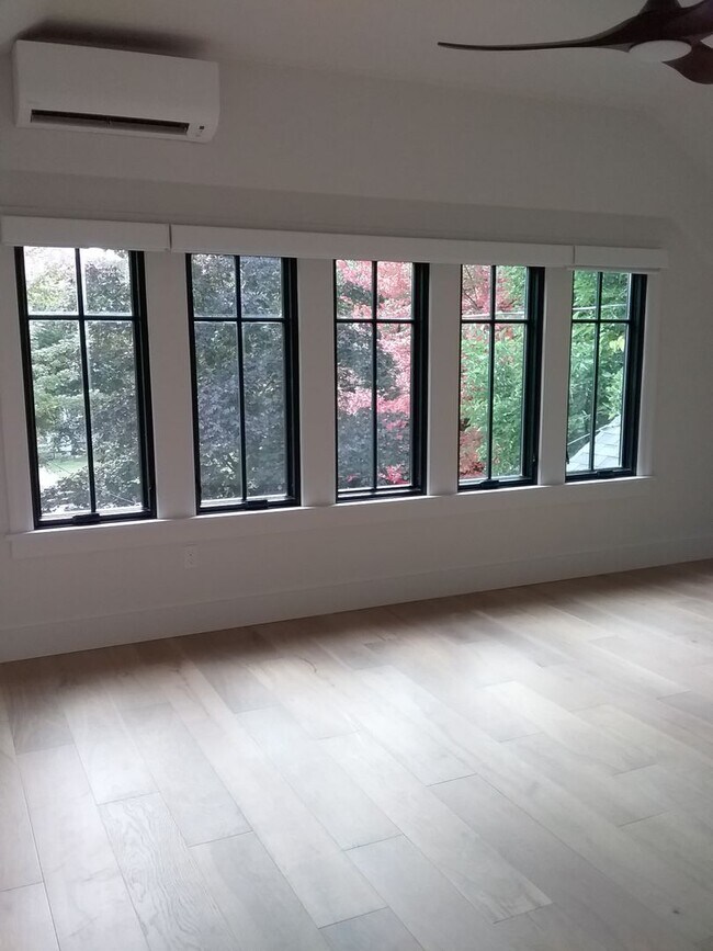 Building Photo - Completely remodeled 3 bed 2.5 bath single...