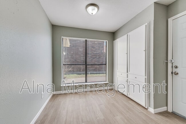 Building Photo - 1812 Medina Dr