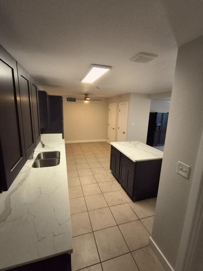 Building Photo - 5 bedroom in PHOENIX AZ 85031
