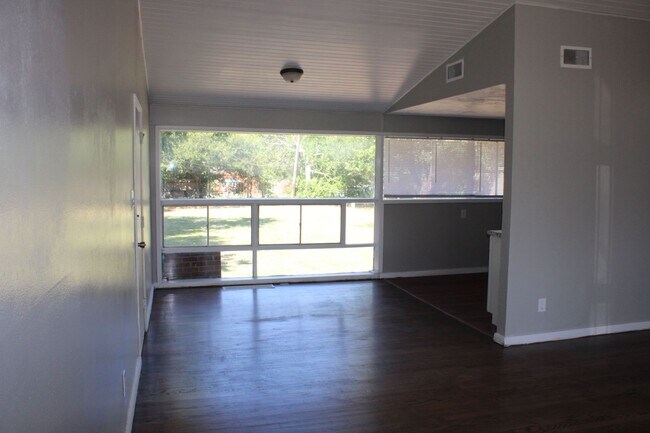 Building Photo - In the Heart of Midwest City *FIRST FULL MONTH FREE!!