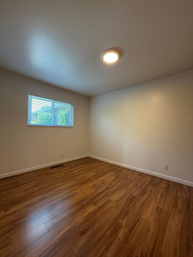 Building Photo - 2 Bedroom, 1 Bath  Duplex - Mountain View ...