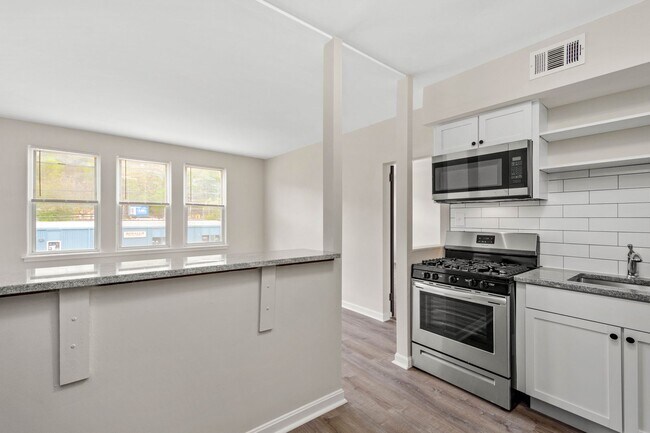 Building Photo - 644-650 Center Ave.