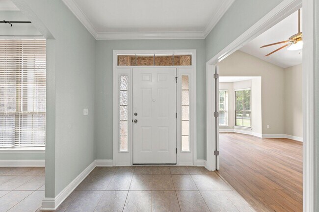 Building Photo - 208 Foxchase Way