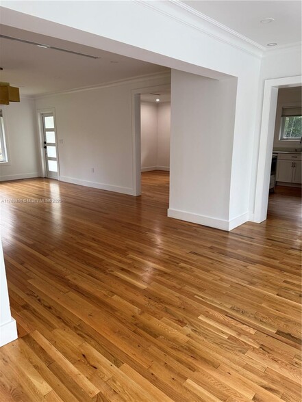 Building Photo - 547 Giralda Ave