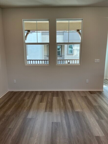 Building Photo - 28019 Oakdale Dr