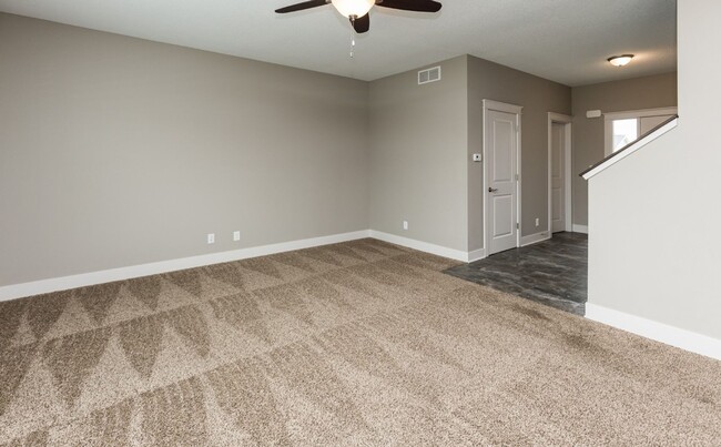 Building Photo - Gorgeous 4 Bed Home! Brand new carpet!