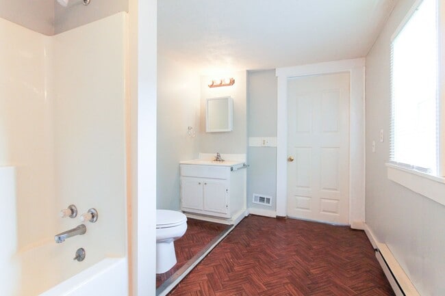 Building Photo - 4 bed, 2 bath Home- Close to Local Shops and Restaurants