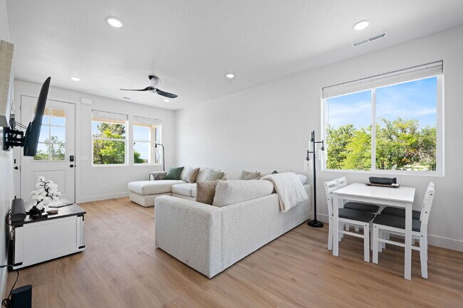 Building Photo - "Spacious & Stylish 3-Bedroom 2 bath Furnished Haven in Cedar City – Your Perfect Home Awaits!"