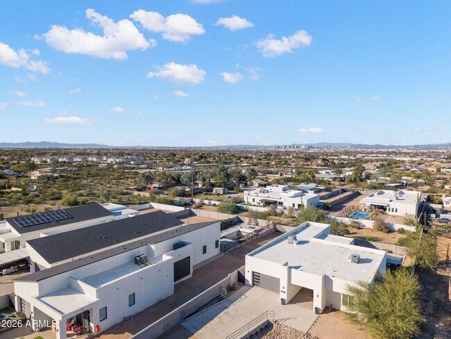 Building Photo - 2252 E South Mountain Ave