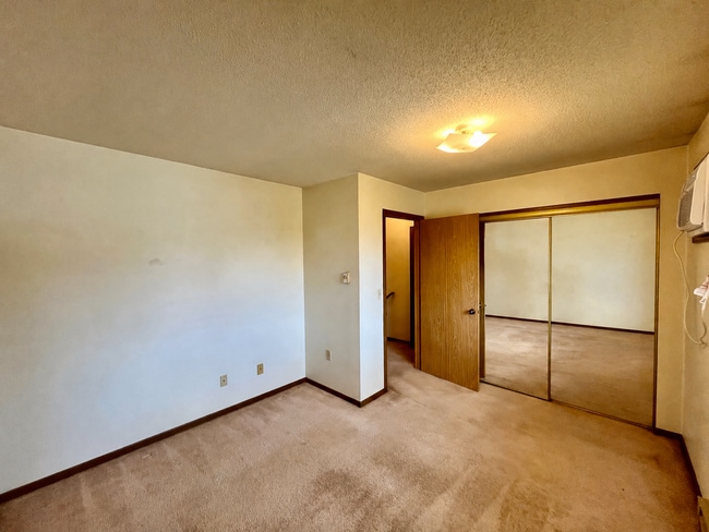 Building Photo - 600 Hollywood Dr