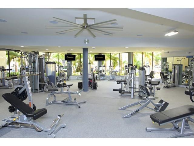 Building Photo - 9561 Fontainebleau Blvd