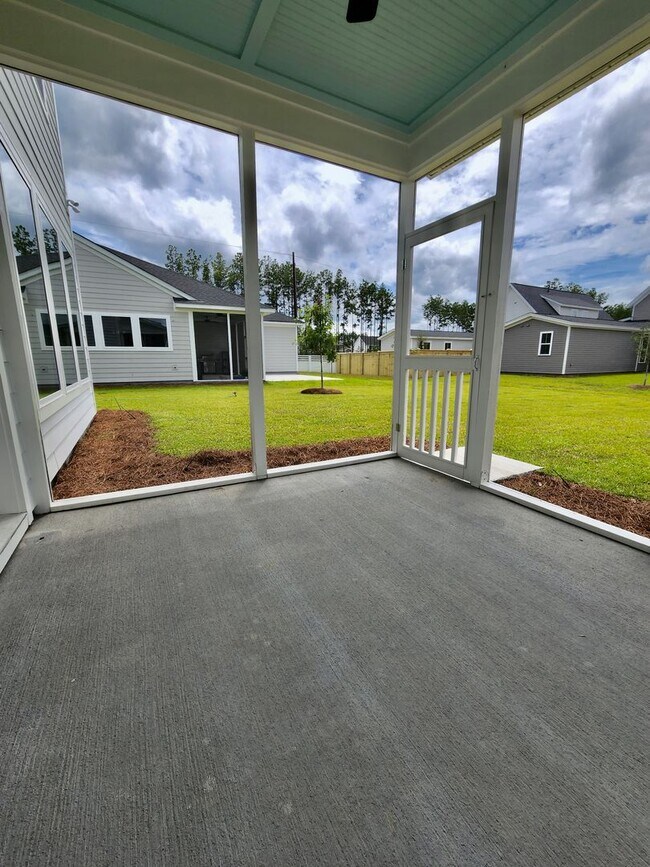 Building Photo - LIKE NEW Executive Home In Coveted Midtown...