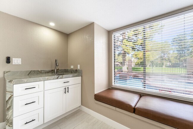 Building Photo - 968 Pinehurst Dr