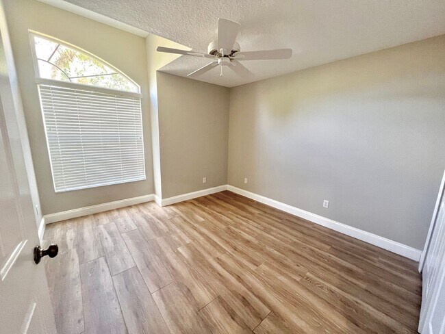 Building Photo - Stunning 3BD/2BTH Pool Home in Tarpon Spri...