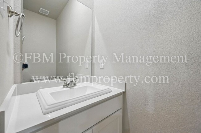 Building Photo - 2117 Luna Dr