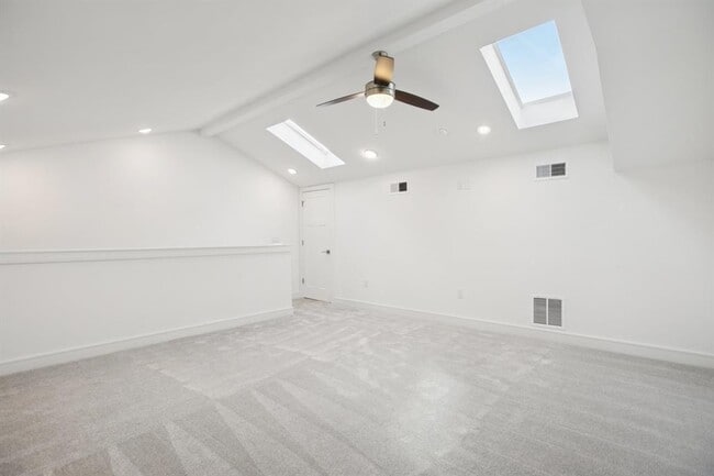 Building Photo - 302 Tesla Cir