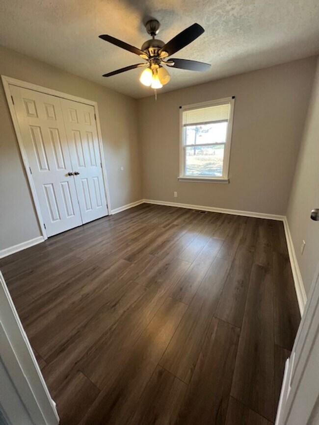 Building Photo - 3 Bedroom, 1.5 Bath Home in Dearing