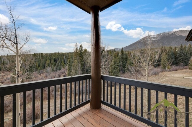 Building Photo - Spacious Townhome with Amazing Views