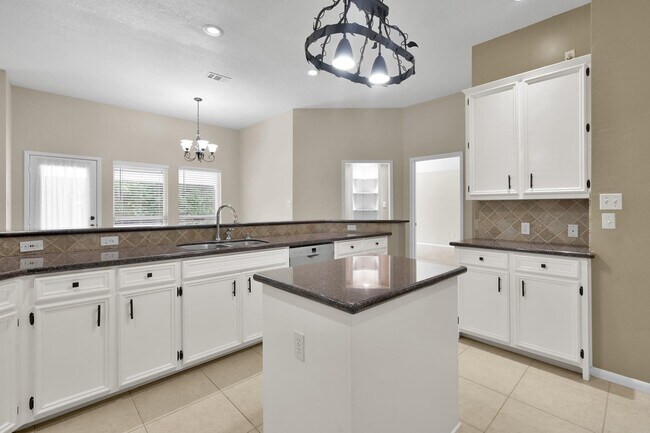 Building Photo - 3030 Hemingway Dr