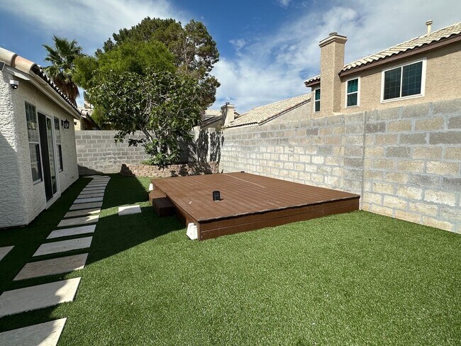 Building Photo - Updated Single Story, 2 Bedroom Home in De...