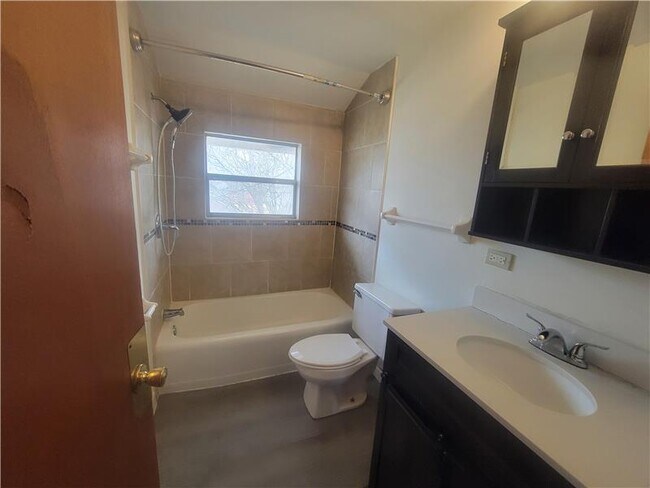 Building Photo - 1262 Zettler Rd