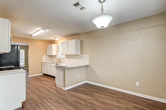 Building Photo - 28811 Stapleford St