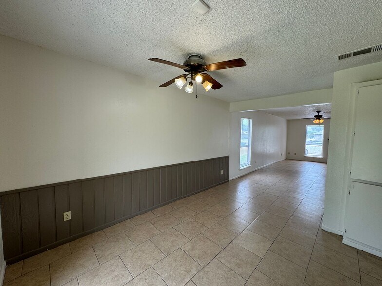 Building Photo - 2515 Bermuda Dr