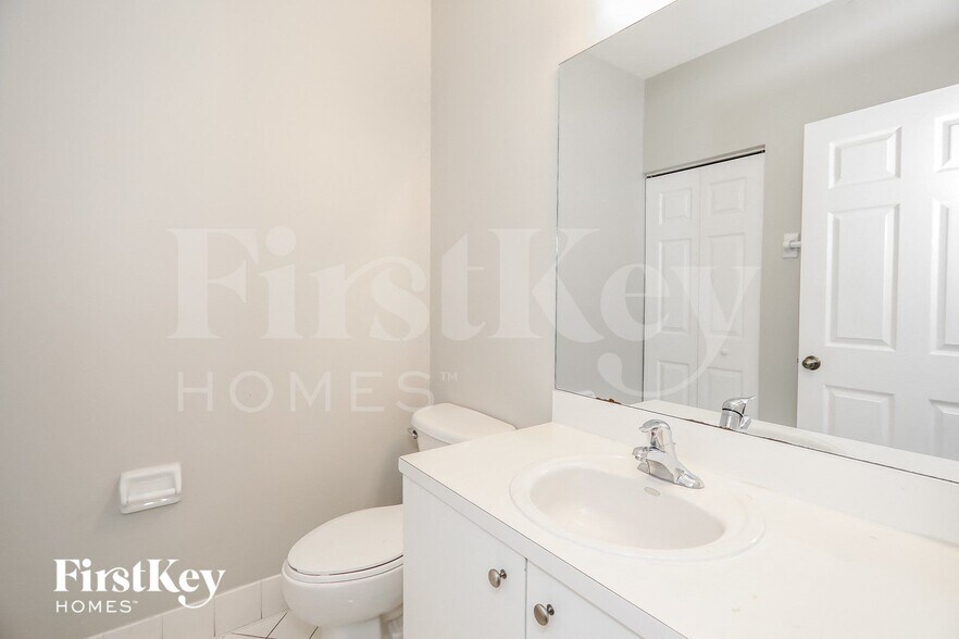 Building Photo - 1495 NE 33rd Ave