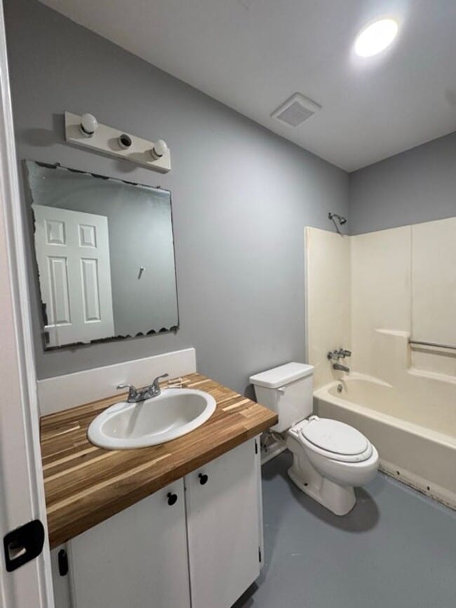 Building Photo - Freshly Remodeled & Move-In Ready!