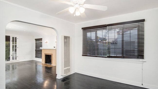 Building Photo - Spacious 3Bed/2Bath with Private Balcony A...