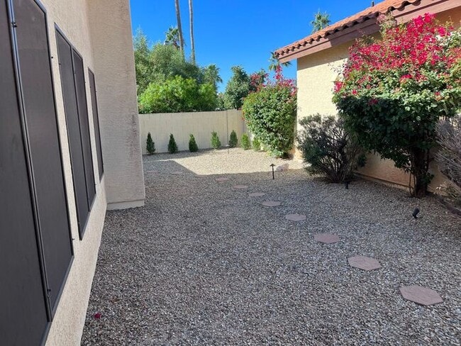 Building Photo - Adorable light and bright! 3Bedroom/2Bath ...