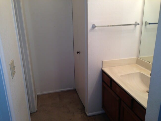 Building Photo - **COMFY 2 BEDROOM/2 FULL BATHROOM CONDO IN...