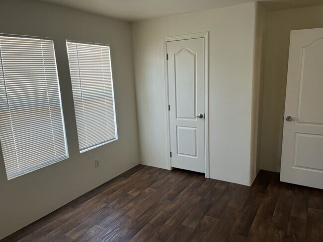 Building Photo - 5303 E Twain Ave