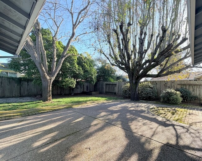 Building Photo - Eastside Single-Story Home with Updates & Private Yard