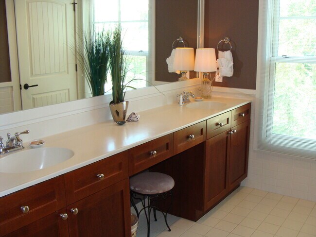 Building Photo - 3 bedroom 2 bath furnished condo