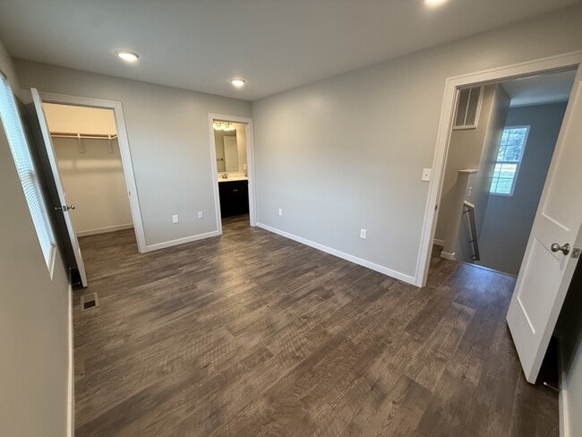 Building Photo - 408 Creekview Dr